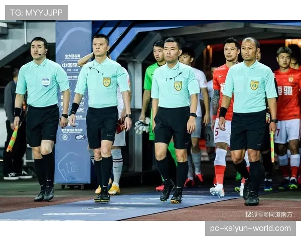 足球规则中危险动作的判罚标准与裁判执法要点解析