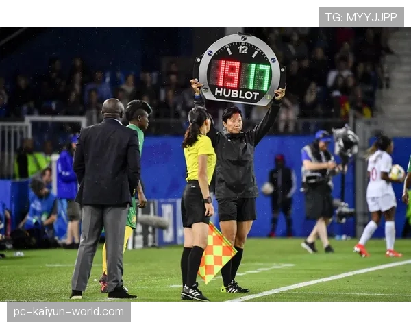 裁判权威如何影响足球规则判罚的公正性解读