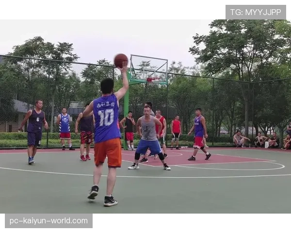 篮球教学：如何避免非法用手防守的常见错误与判定要点